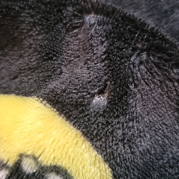 Bucee's plush throw blanket - Picture 4 of 4